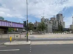 Het station en de brug over Wood Lane (paars) in 2020
