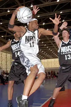 Wood Harris aan het basketballen.