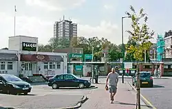 De oostelijke ingang van het station.