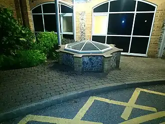 De put nabij de ingang van het Nuffield Hospitaal