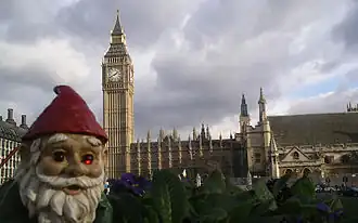 Deze tuinkabouter is op reis en staat voor de Big Ben en het Palace of Westminster