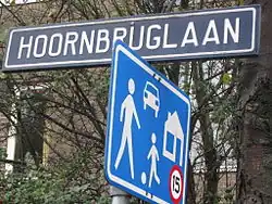 Woonerfbord met 15-sticker in Rijswijk