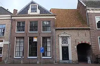 Het poortje rechts geeft toegang tot de Wisselstraat