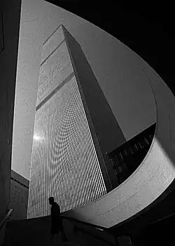 De South Tower, het Two World Trade Center. Liberty Street met Church Street. Gezien vanaf ingang The Mall at the World Trade Center aan het Deutsche Bank Building. North Tower niet zichtbaar (diagonaal achter South Tower). (vanuit kikvorsperspectief)