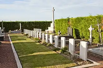 Cross of Sacrifice en graven uit WOII.