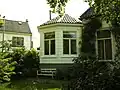 Huis met gedeeltelijk in hout opgetrokken tuinhuis