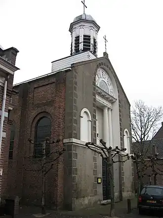 Vooraanzicht van de kerk.