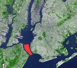 De haven van New York op een TERRA satellietfoto. The Narrows is aangegeven in rood