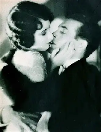 Wray en Cooper kussend