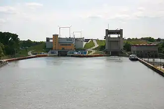 Het kanaal bij de nieuwe (links) en oude sluis (rechts) bij Uelzen