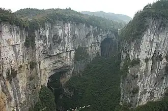 Een van de drie natuurlijke bruggen, Sanqiao Tiankeng, in Wulong bij Chongqing