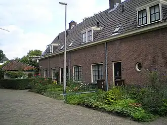 Wulpstraat 8-14, onderdeel van de hofjeswoningen van de Fundatie Maria van Pallaes