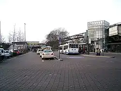 Stationsgebouw en Busstation