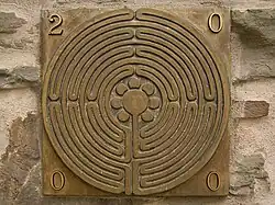 Vingerlabyrint op kloosterkerk Beyenburg