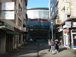 Uitzicht vanaf de Calvinstrasse naar de hoofdingang