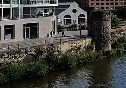 Dichtgemetselde 'Poort van Clermont' en Maaspunttoren