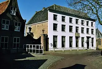 Het ambachtsherenhuis, met links het koetshuis
