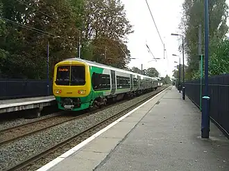Een Class 323 van London Midland in Wylde Green