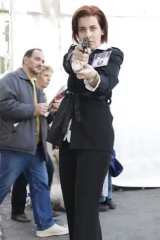 Cosplayer, uitgedost als Dana Scully