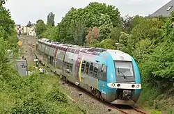 X76500 bij het verlaten van station Chantonnay in 2018