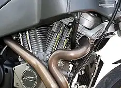 Stoterstangen (achter de uitlaat) in een buis bij een Buell-XB-motor