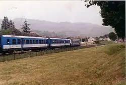 Een railbus met twee wagons bij Espéraza op 14 juli 2000.
