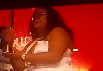 Xaviera Spong bij haar winst van SuriPop, 2016