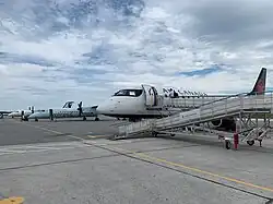 Passagiers stappen in een Air Canada Express-vliegtuig