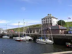 Gunsgreen House met RNLI-station op de voorgrond