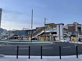 Stationsgebouw met taxistandplaats