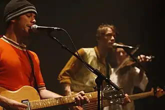 Yan (links) en Hamilton (rechts) tijdens een optreden in Parijs in 2008.