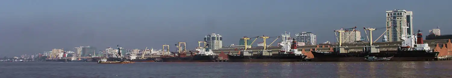 Uitzicht op Yangon vanaf een rivieroever