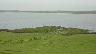 De Broch of Yarrows vanaf het westen, met op de achtergrond het Loch of Yarrows.