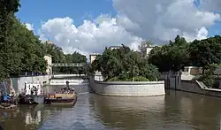 De sluizen in de Jaoeza. Links een baggerschuit