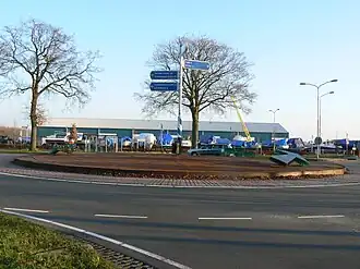 Rotonde bij het busstation De Punt met op de achtergrond scheepswerf Beuving
