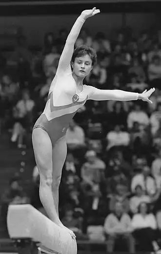 Jelena Sjoesjoenova op de balk tijdens de Wereldkampioenschappen in 1987.