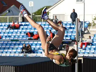 Jelena Slesarenko gebruikt de fosburyflop-techniek op de Olympische Spelen van 2004