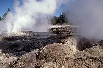 Mortar (voorgrond) en Fan Geyser