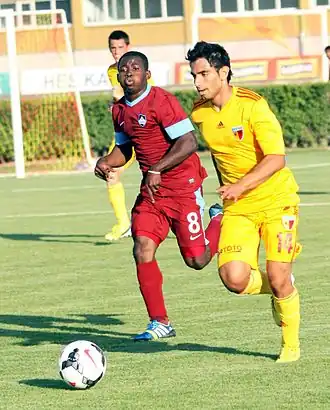 Yener Arıca (rechts) in duel met Torric Jebrin in 2013