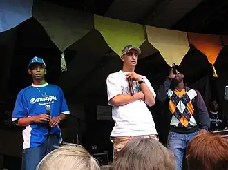 Soesi B samen met Derenzo en Yes-R op het Kleurrijk Wijk festival.