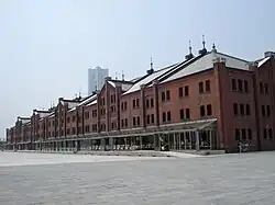 Oude havenloods van rode baksteen, nu een toeristische attractie