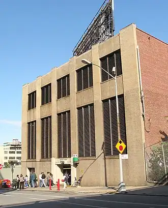 De ventilatietoren in Jay Street, Brooklyn voor de uitstoot van de lucht uit de Rutgers Street Tunnel