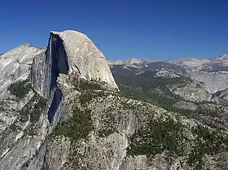 Half Dome gezien vanaf het zuidwesten, met op de voorgrond Glacier Point