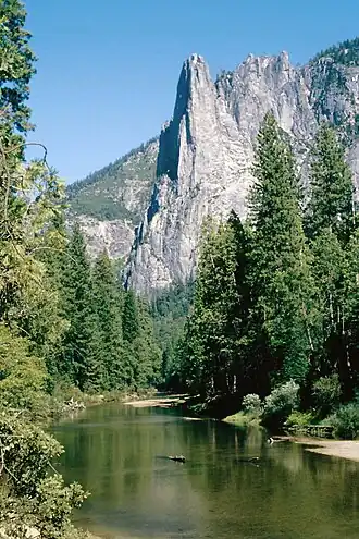 Sentinel Rock vanuit Yosemite Valley met de Merced op voorgrond