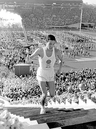 Yoshinori Sakai met de olympische vlam tijdens de Olympische Spelen van 1964.
