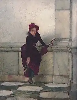 Jonge vrouw die haar schoen in orde brengt