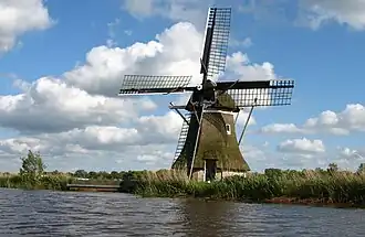 De Ypeymolen bij de vaart