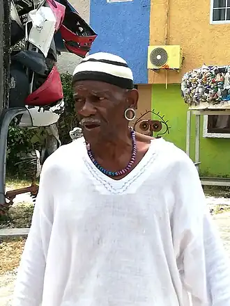 Yubi Kirindongo in zijn museumtuin, 2024