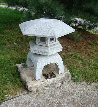 Yukimigata tōrō met vier poten