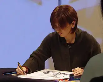 Yuu Watase tekent Ayashi no Ceres op Lucca Comics 2004 te Italië